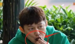 网红弟弟挨打哥哥站一边吃瓜群众,吃瓜群众看热闹