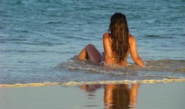 两个女的海滩在线观看,两女共度浪漫时光